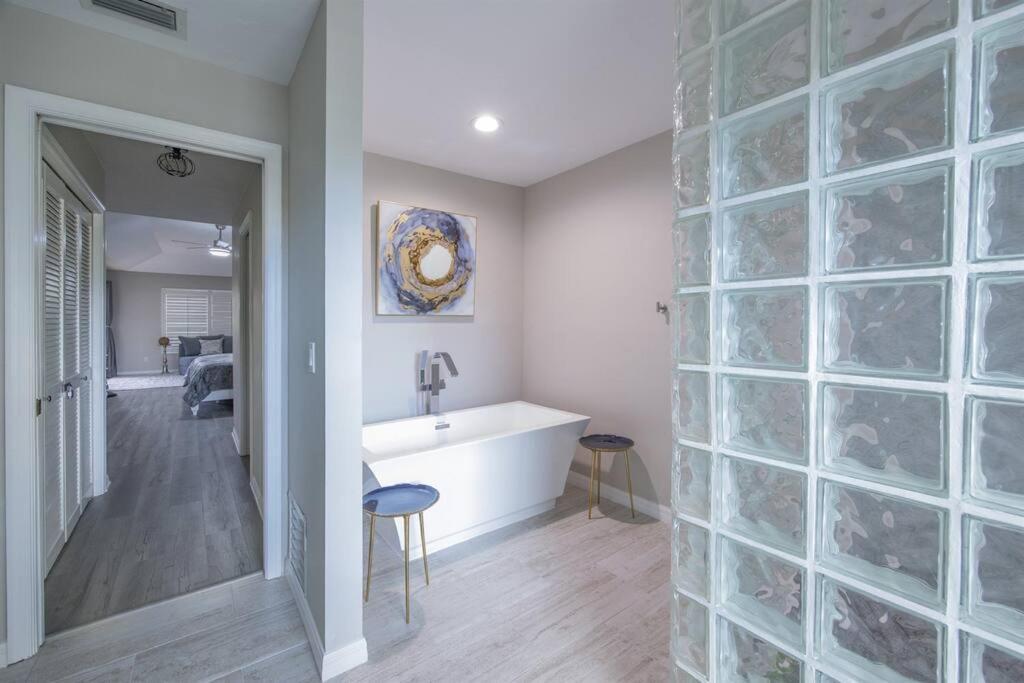 Holiday home Capri Charm Remodeled Oasis W/ Heated Pool-kayaks