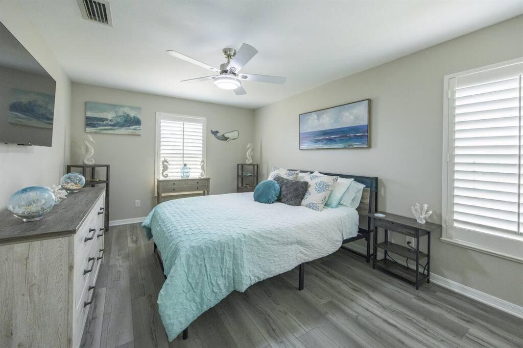 Capri Charm Remodeled Oasis W/ Heated Pool-kayaks Holiday home