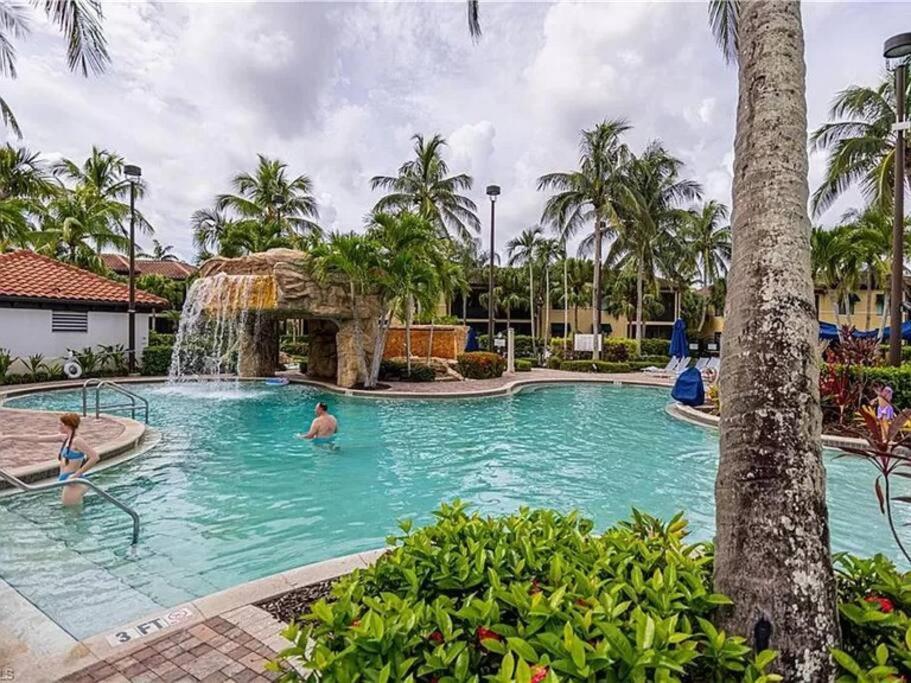 Tropical Poolside Bliss Holiday home Naples