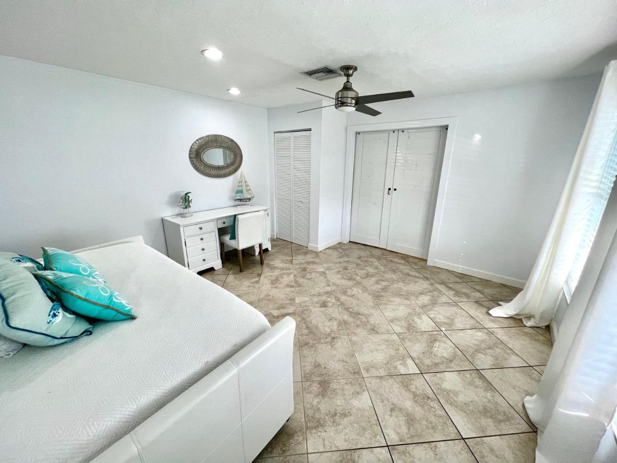 Aqua Blue! Only 1 Mile To The Beach! Heated Pool, Fenced In Yard & Pet Friendly! Holiday home *