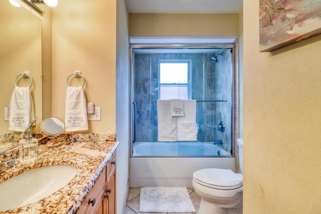 Aqua Blue! Only 1 Mile To The Beach! Heated Pool, Fenced In Yard & Pet Friendly! Holiday home Naples