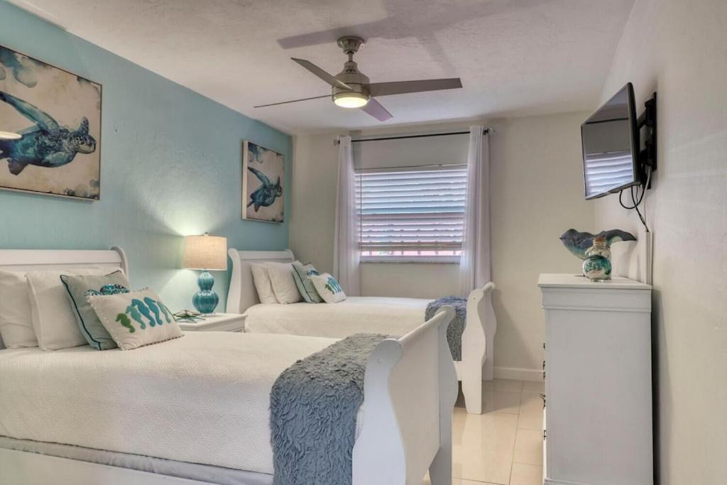 Aqua Blue! Only 1 Mile To The Beach! Heated Pool, Fenced In Yard & Pet Friendly! Holiday home