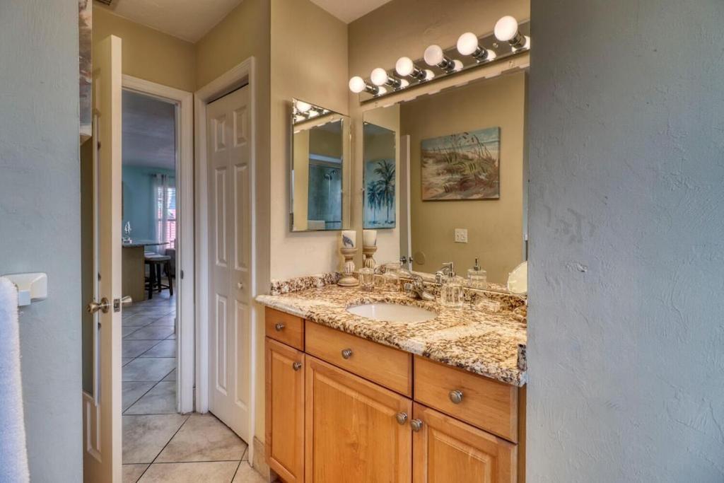 Aqua Blue! Only 1 Mile To The Beach! Heated Pool, Fenced In Yard & Pet Friendly! * Naples