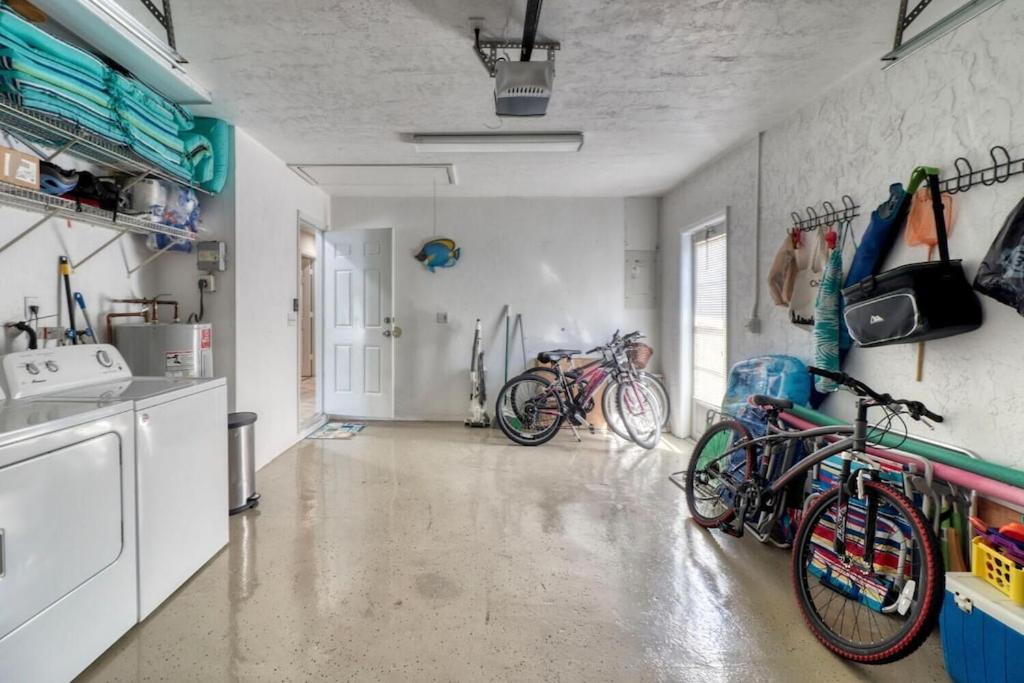 Aqua Blue! Only 1 Mile To The Beach! Heated Pool, Fenced In Yard & Pet Friendly! Holiday home