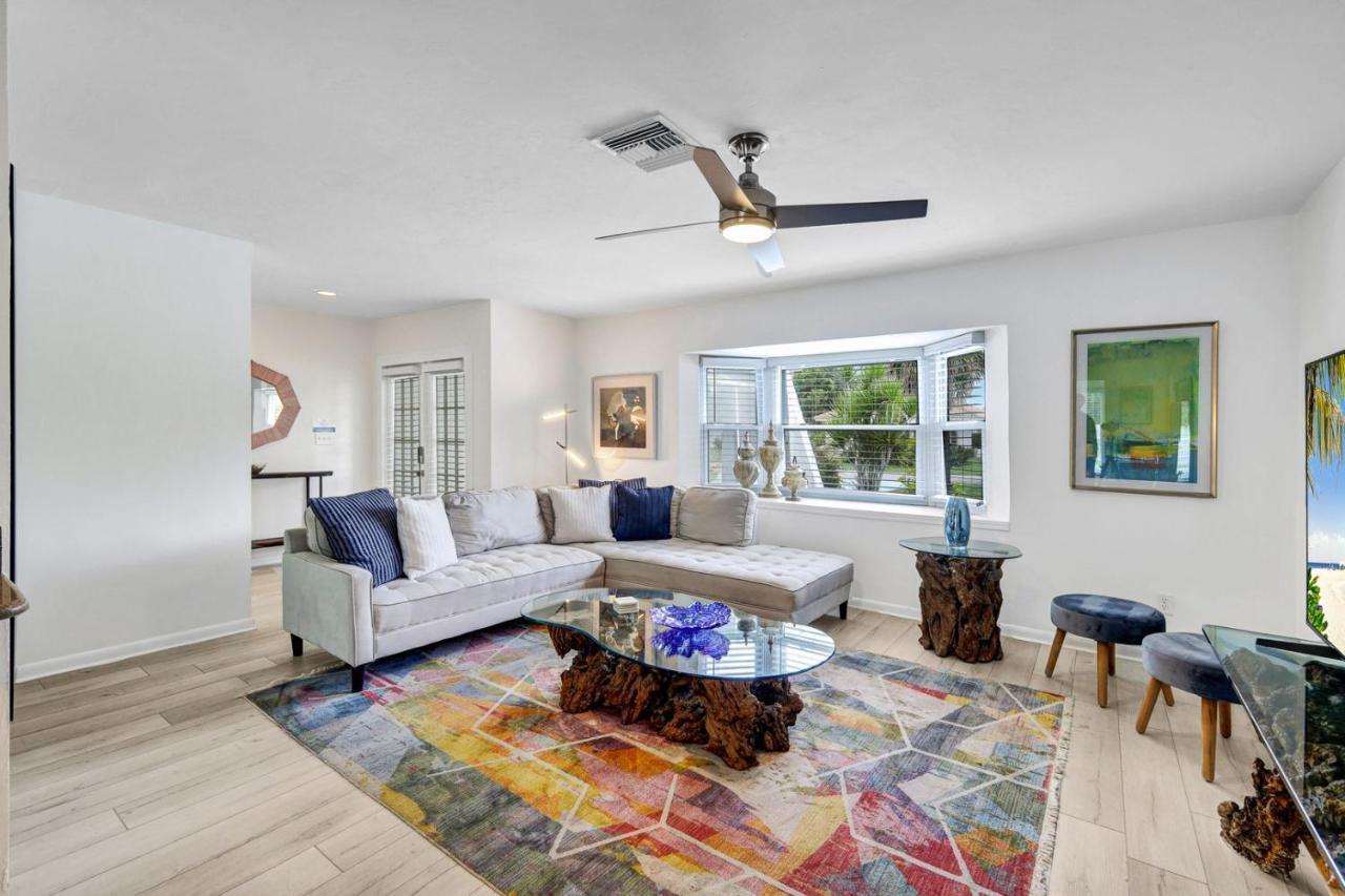 Holiday home Daze - Summer Sale! Southern Facing Pool, Walk To The - No Ian Damage! Naples