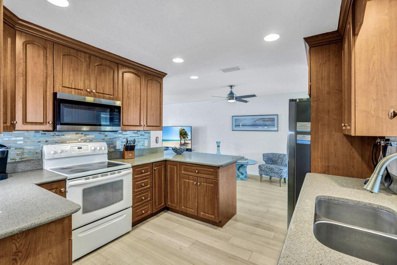 Holiday home Daze - Summer Sale! Southern Facing Pool, Walk To The - No Ian Damage!
