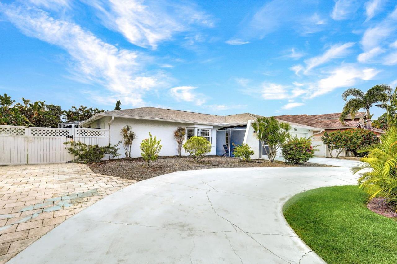 Holiday home Daze - Summer Sale! Southern Facing Pool, Walk To The - No Ian Damage! Naples