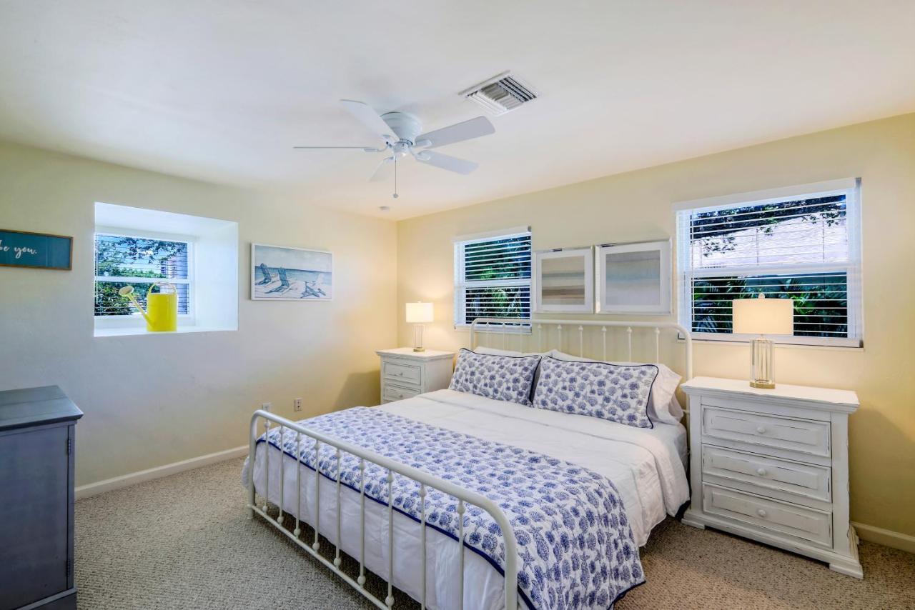 Holiday home Fall Special! Seas The Day - One Has It - Walk To Vanderbilt Beach! *