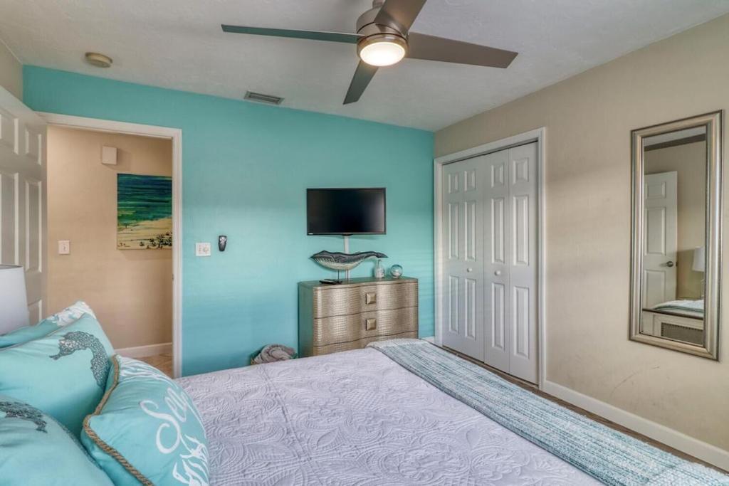 Holiday home Aqua Blue! Only 1 Mile To The Beach! Heated Pool, Fenced In Yard & Pet Friendly! Naples