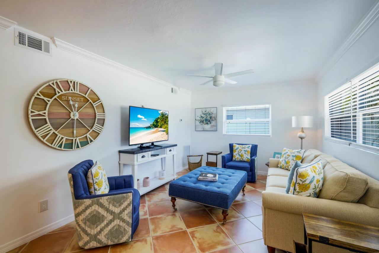 Holiday home Fall Special! Seas The Day - One Has It - Walk To Vanderbilt Beach!