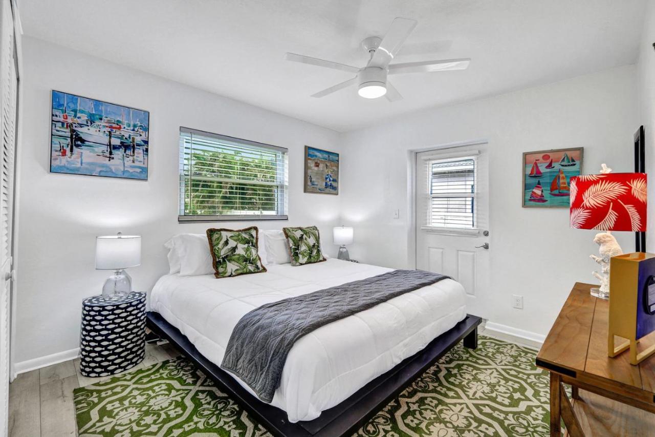 Daze - Summer Sale! Southern Facing Pool, Walk To The - No Ian Damage! Naples
