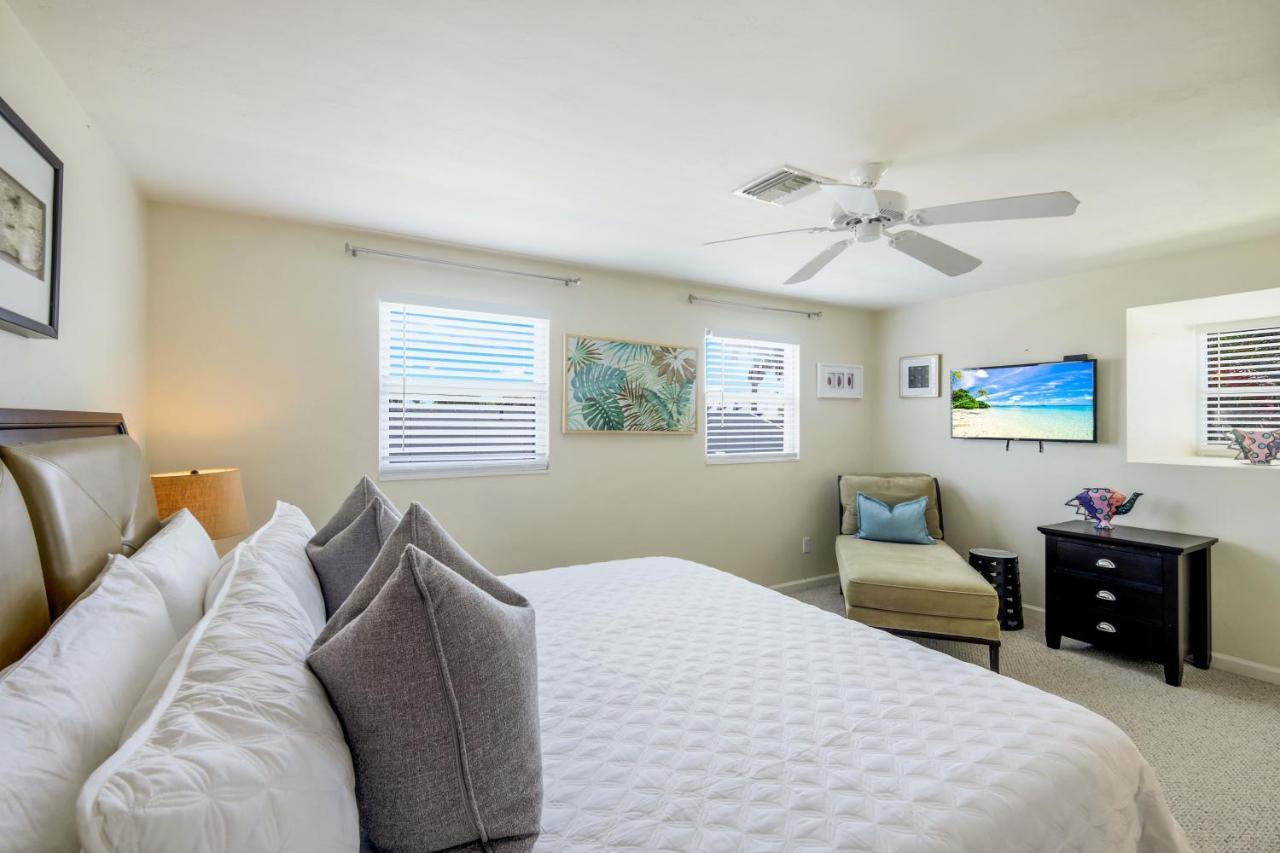 Fall Special! Seas The Day - One Has It - Walk To Vanderbilt Beach!