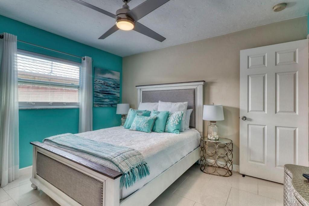 Aqua Blue! Only 1 Mile To The Beach! Heated Pool, Fenced In Yard & Pet Friendly! Holiday home *