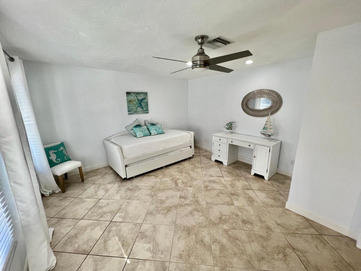 Aqua Blue! Only 1 Mile To The Beach! Heated Pool, Fenced In Yard & Pet Friendly! * Naples