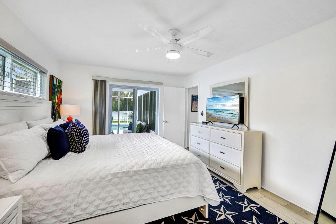 Holiday home Daze - Summer Sale! Southern Facing Pool, Walk To The - No Ian Damage! *