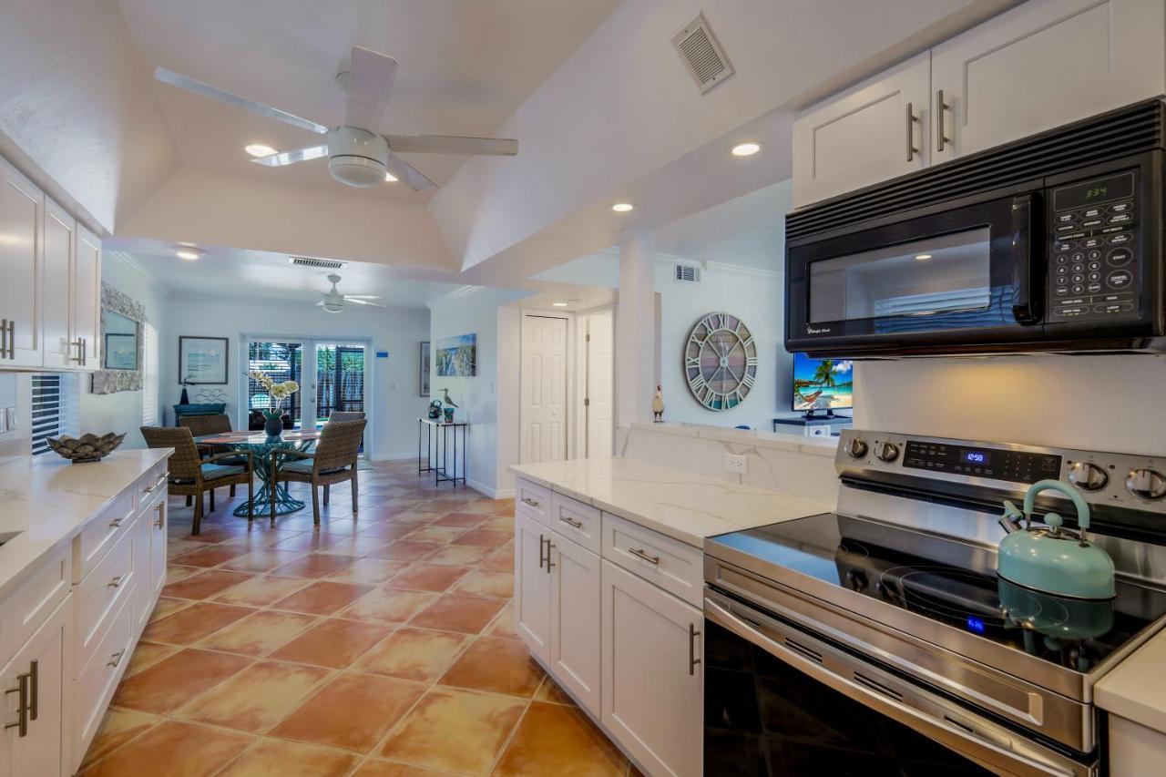 Fall Special! Seas The Day - One Has It - Walk To Vanderbilt Beach! Naples