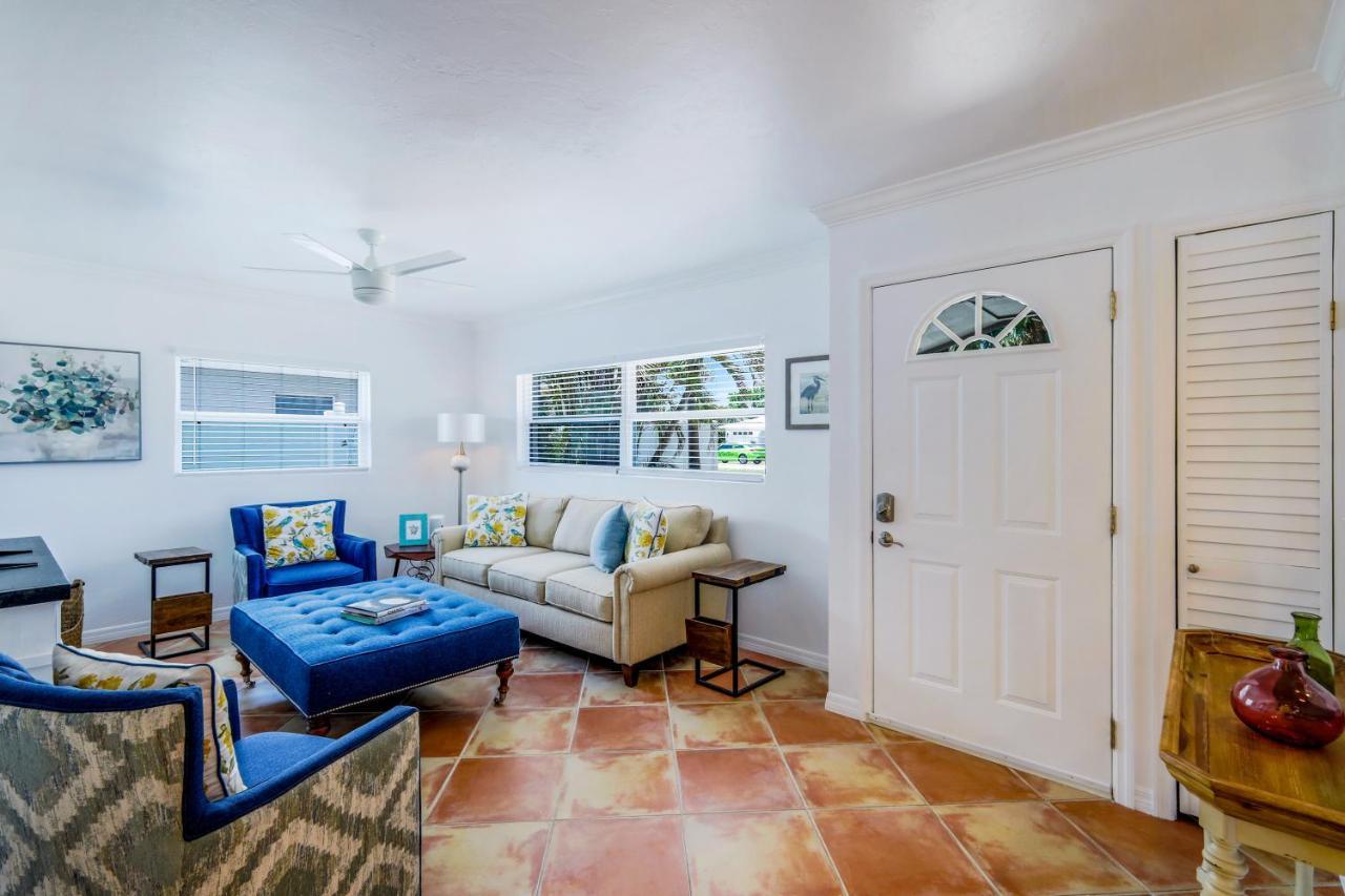 Fall Special! Seas The Day - One Has It - Walk To Vanderbilt Beach! Holiday home *