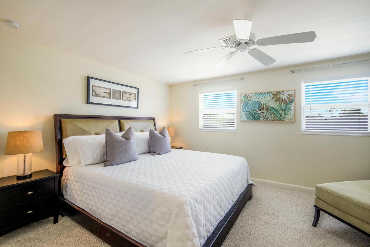 Fall Special! Seas The Day - One Has It - Walk To Vanderbilt Beach! Holiday home Naples