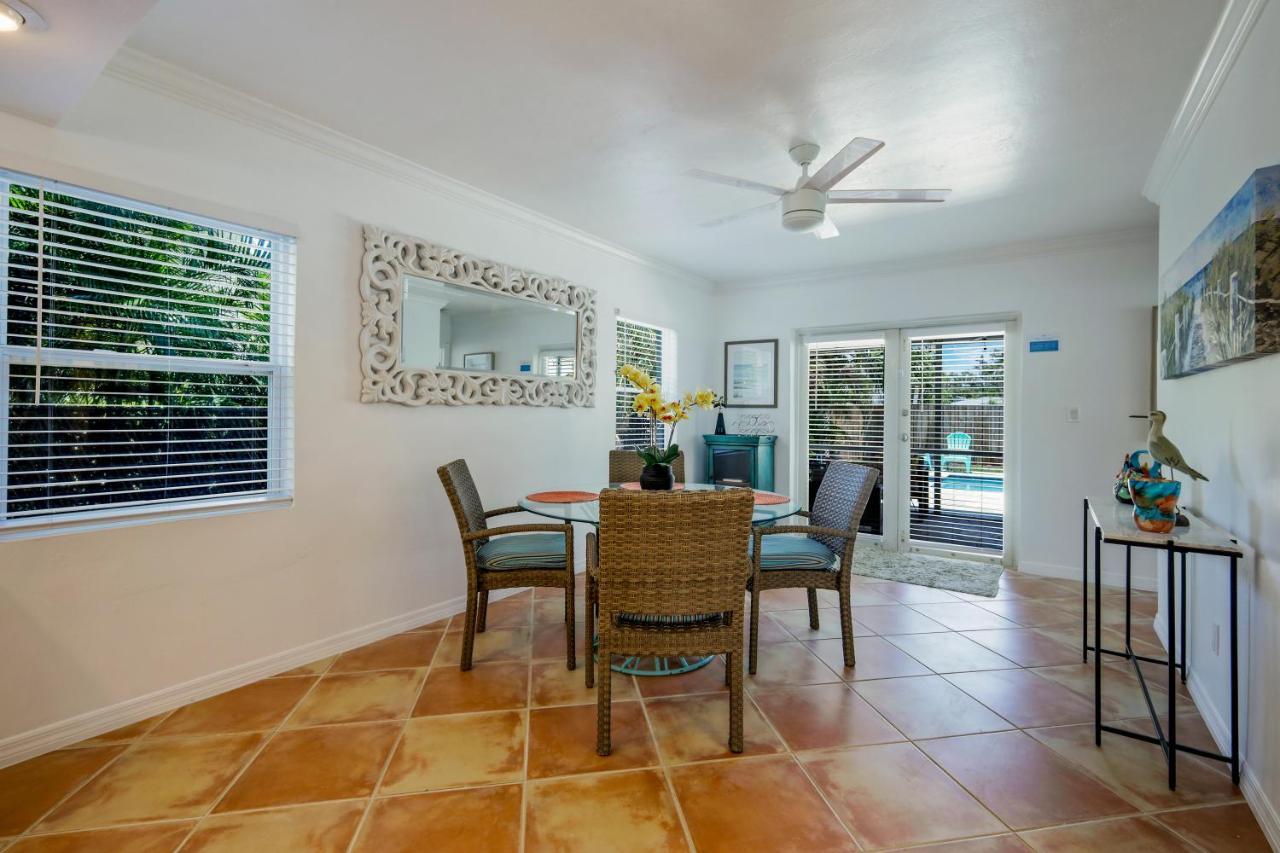 Fall Special! Seas The Day - One Has It - Walk To Vanderbilt Beach!