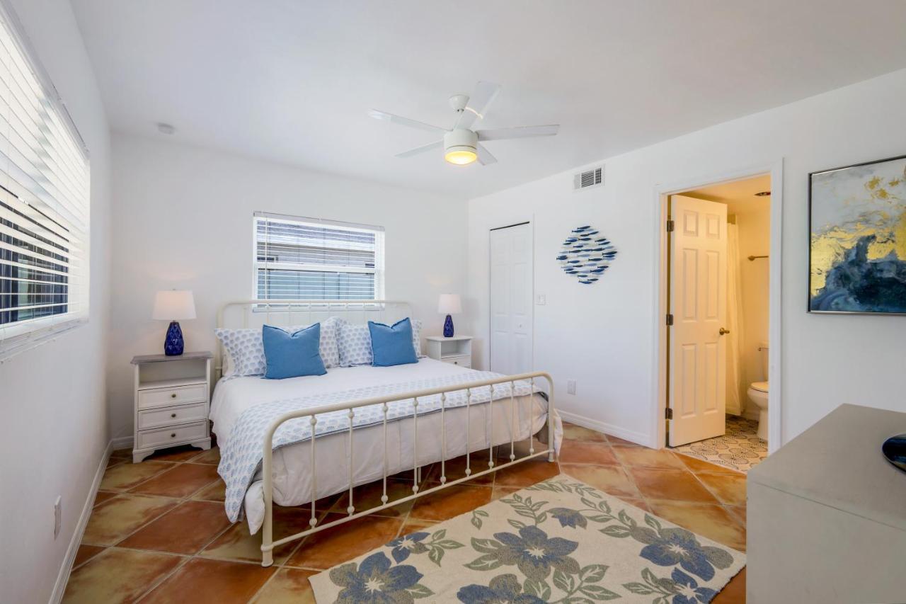 Holiday home Fall Special! Seas The Day - One Has It - Walk To Vanderbilt Beach!