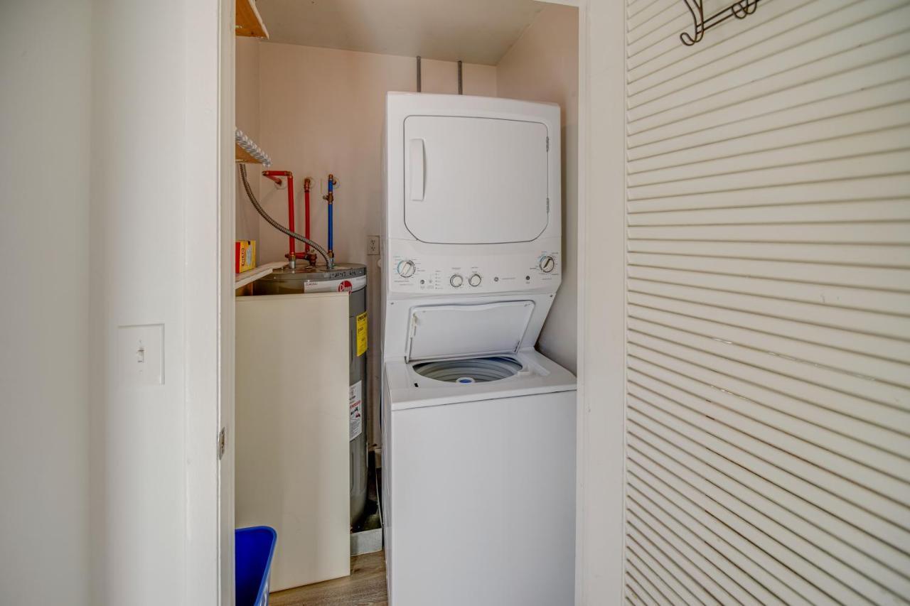 Apartment Cozy And Bright Abode With Community Amenities! *