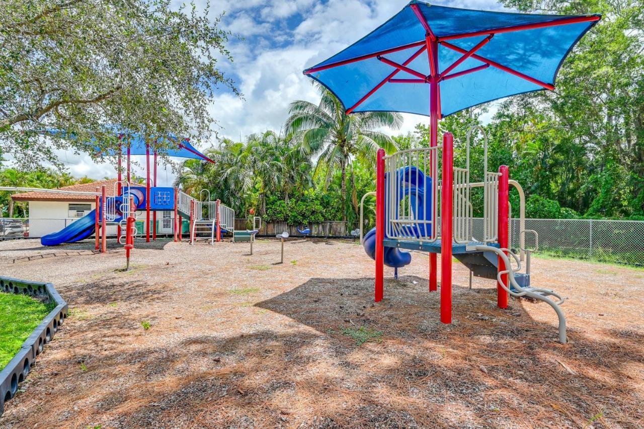 Cozy And Bright Abode With Community Amenities! Naples