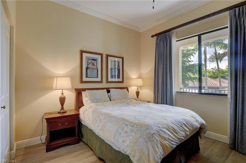 Beautiful In Naples! Apartment