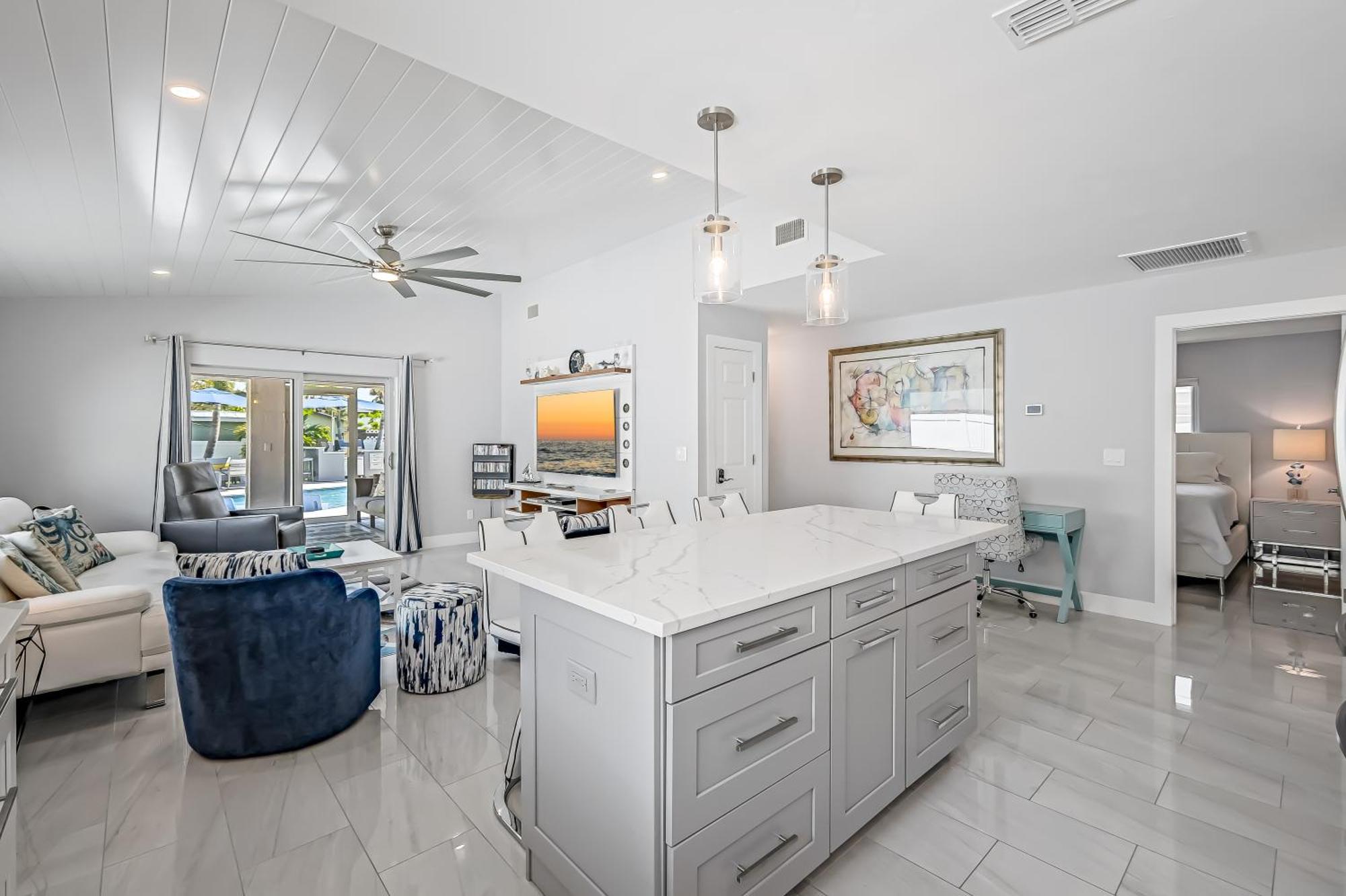 Ocean Pearl Luxury - 1 Mile To The Beach! - Salt Water Pool - Southern Exposure Holiday home Naples