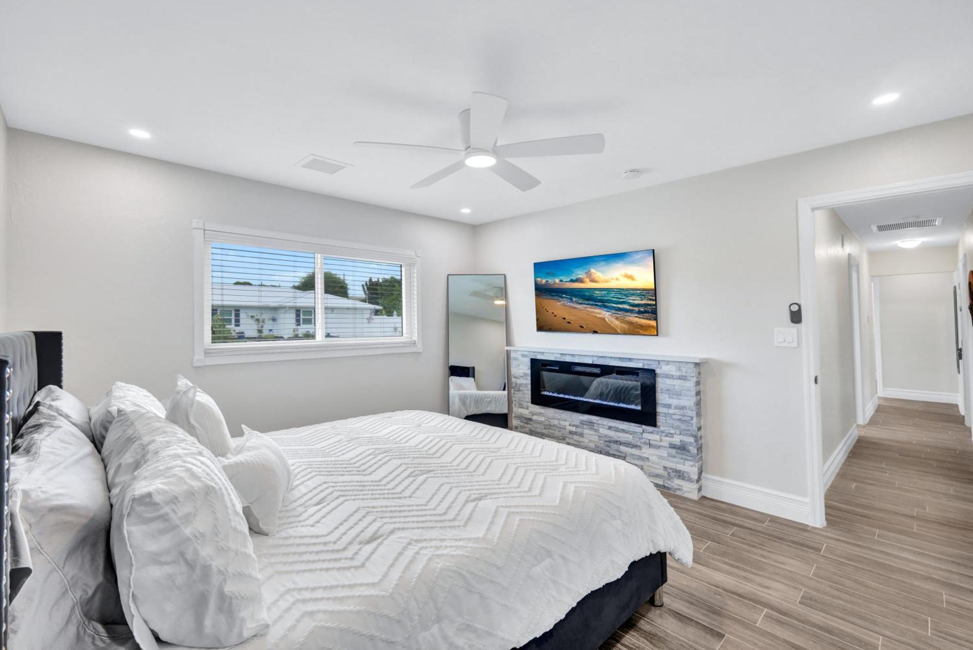 Holiday home January Sale! Palm Tree Paradise - 1 Mile To The Beach! Beautiful Heated Pool!