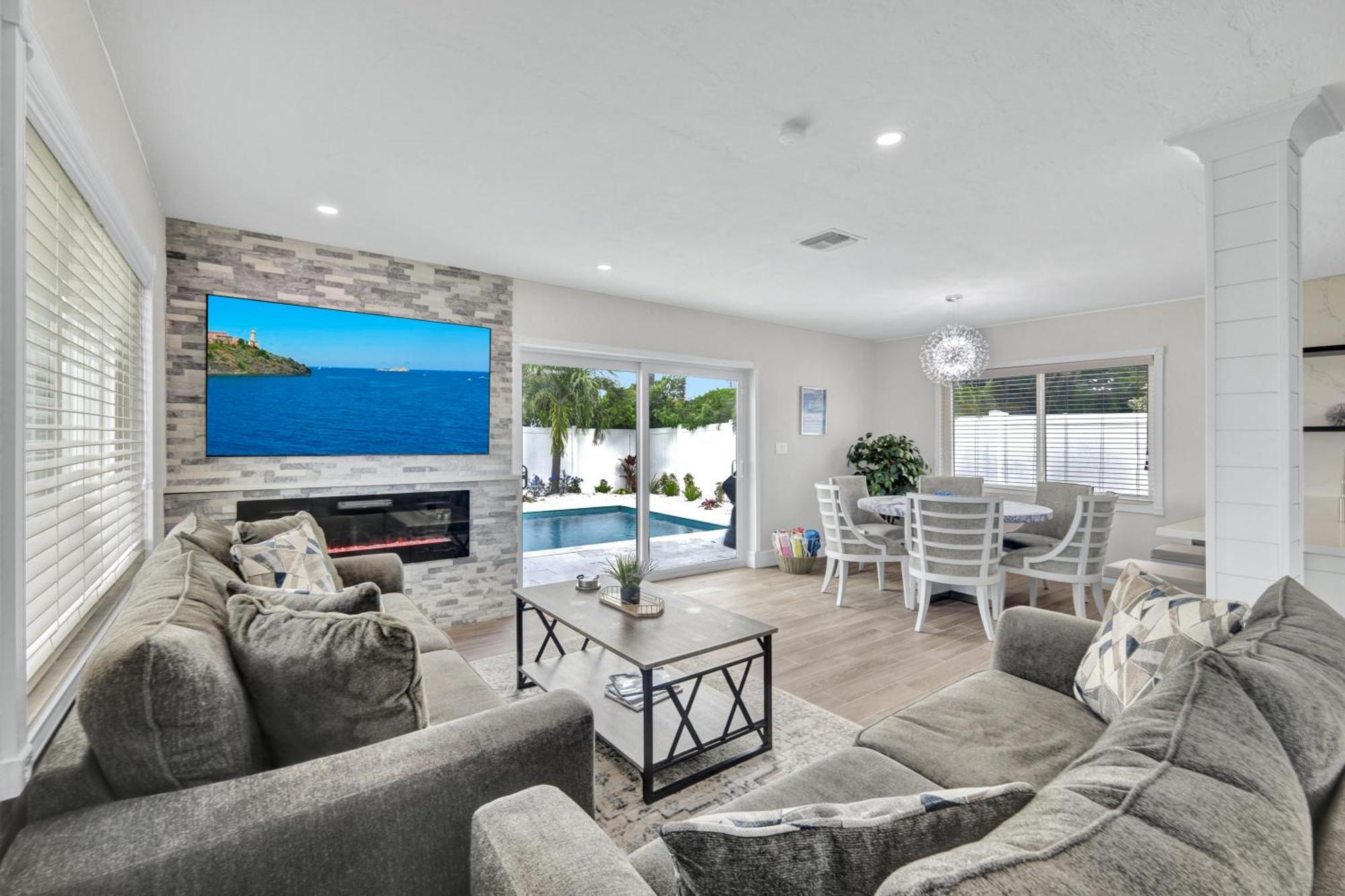 January Sale! Palm Tree Paradise - 1 Mile To The Beach! Beautiful Heated Pool! * Naples