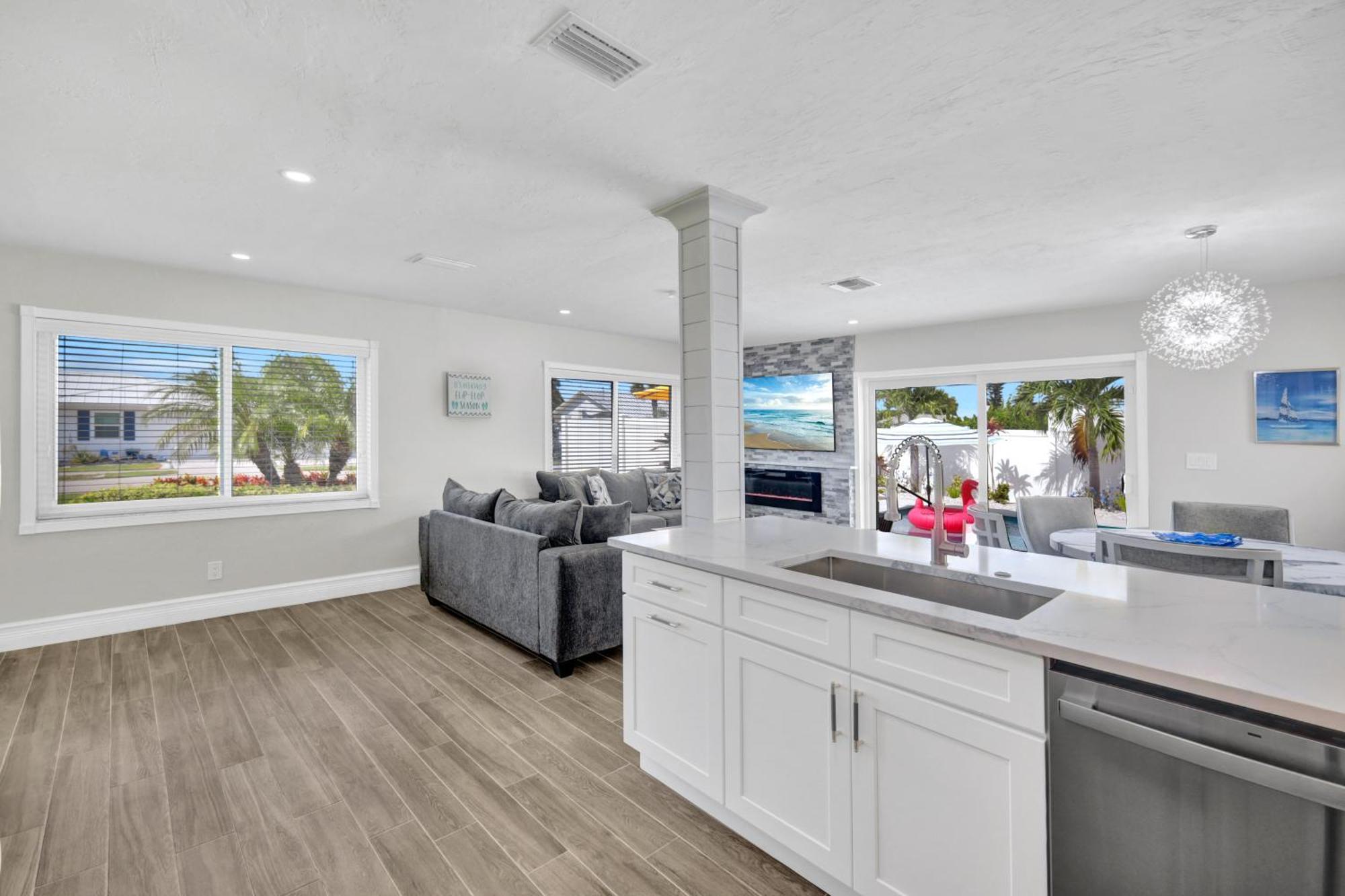 Holiday home January Sale! Palm Tree Paradise - 1 Mile To The Beach! Beautiful Heated Pool! *