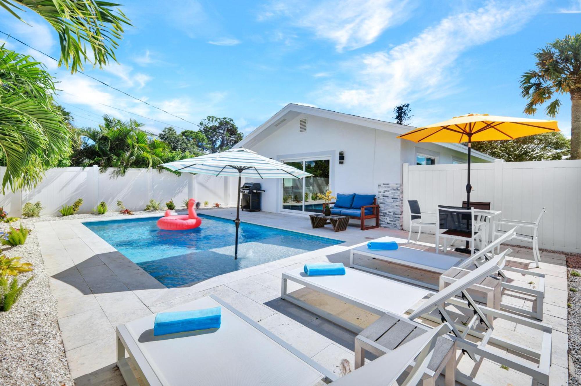 Holiday home January Sale! Palm Tree Paradise - 1 Mile To The Beach! Beautiful Heated Pool! Naples