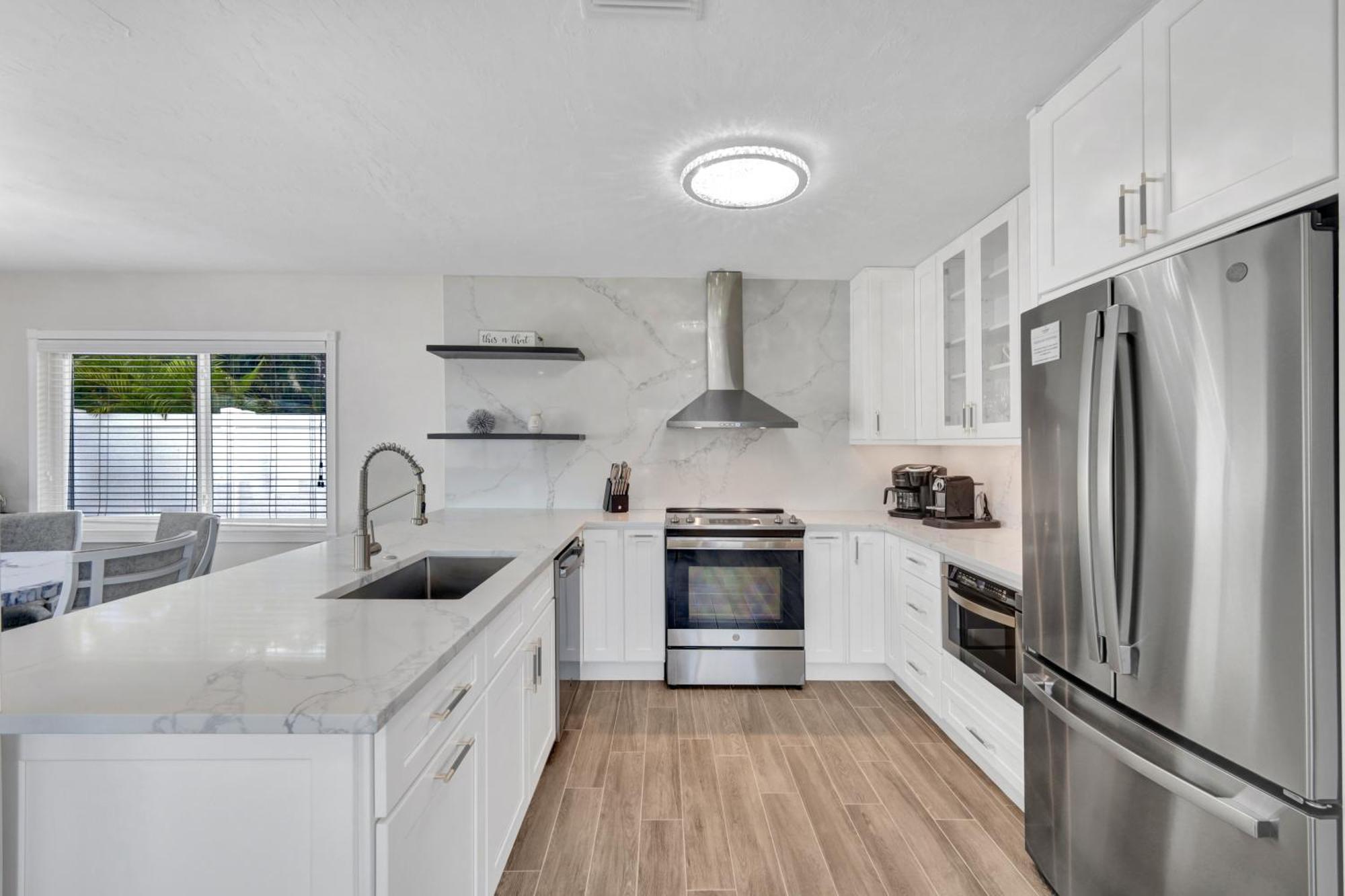 January Sale! Palm Tree Paradise - 1 Mile To The Beach! Beautiful Heated Pool! * Naples