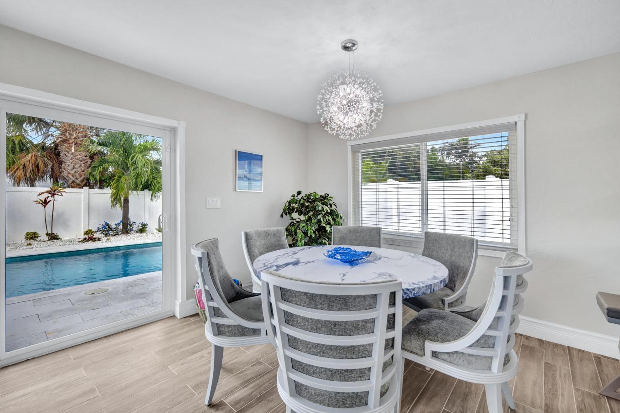Holiday home January Sale! Palm Tree Paradise - 1 Mile To The Beach! Beautiful Heated Pool!