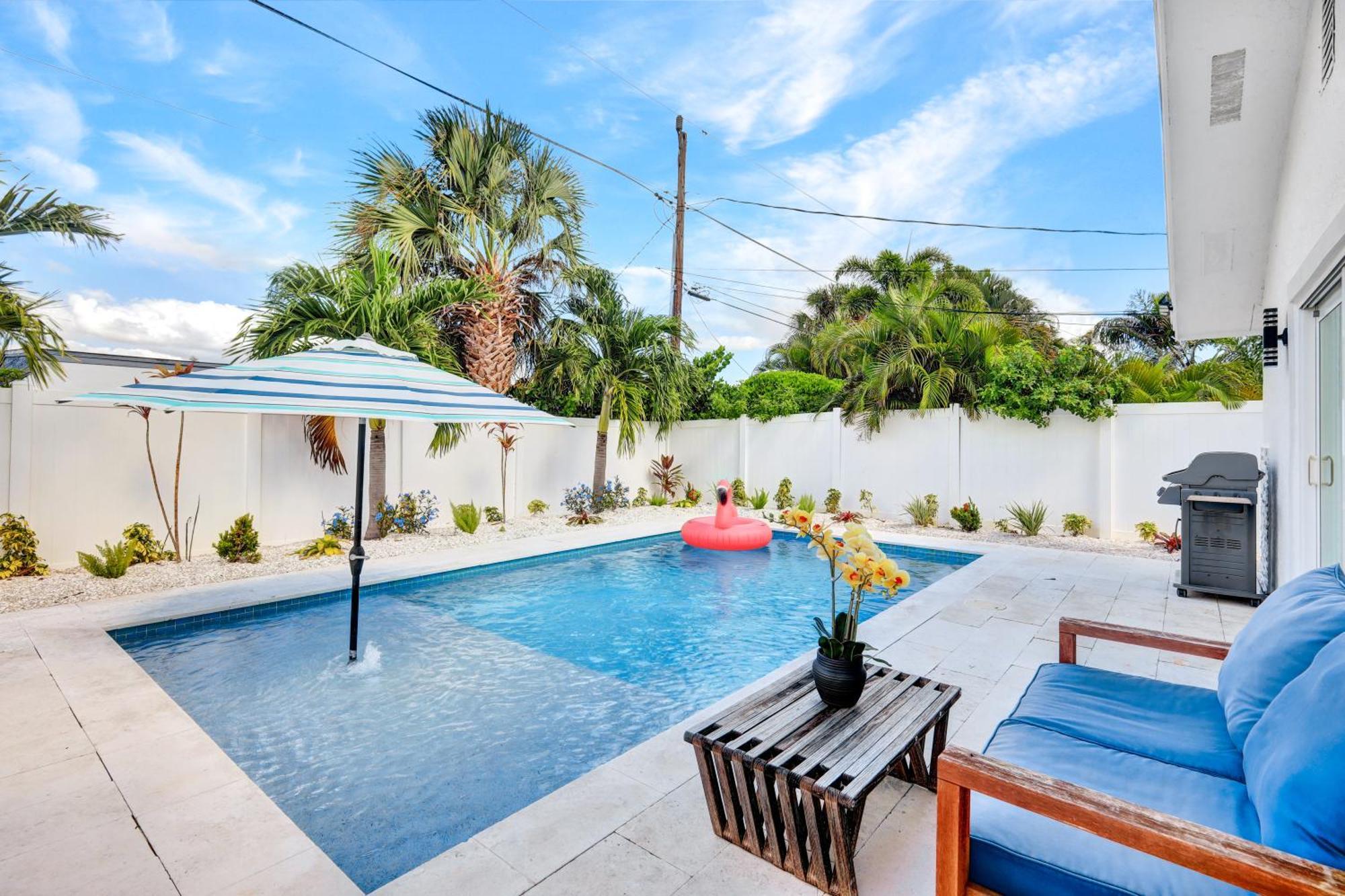 Holiday home January Sale! Palm Tree Paradise - 1 Mile To The Beach! Beautiful Heated Pool! Naples