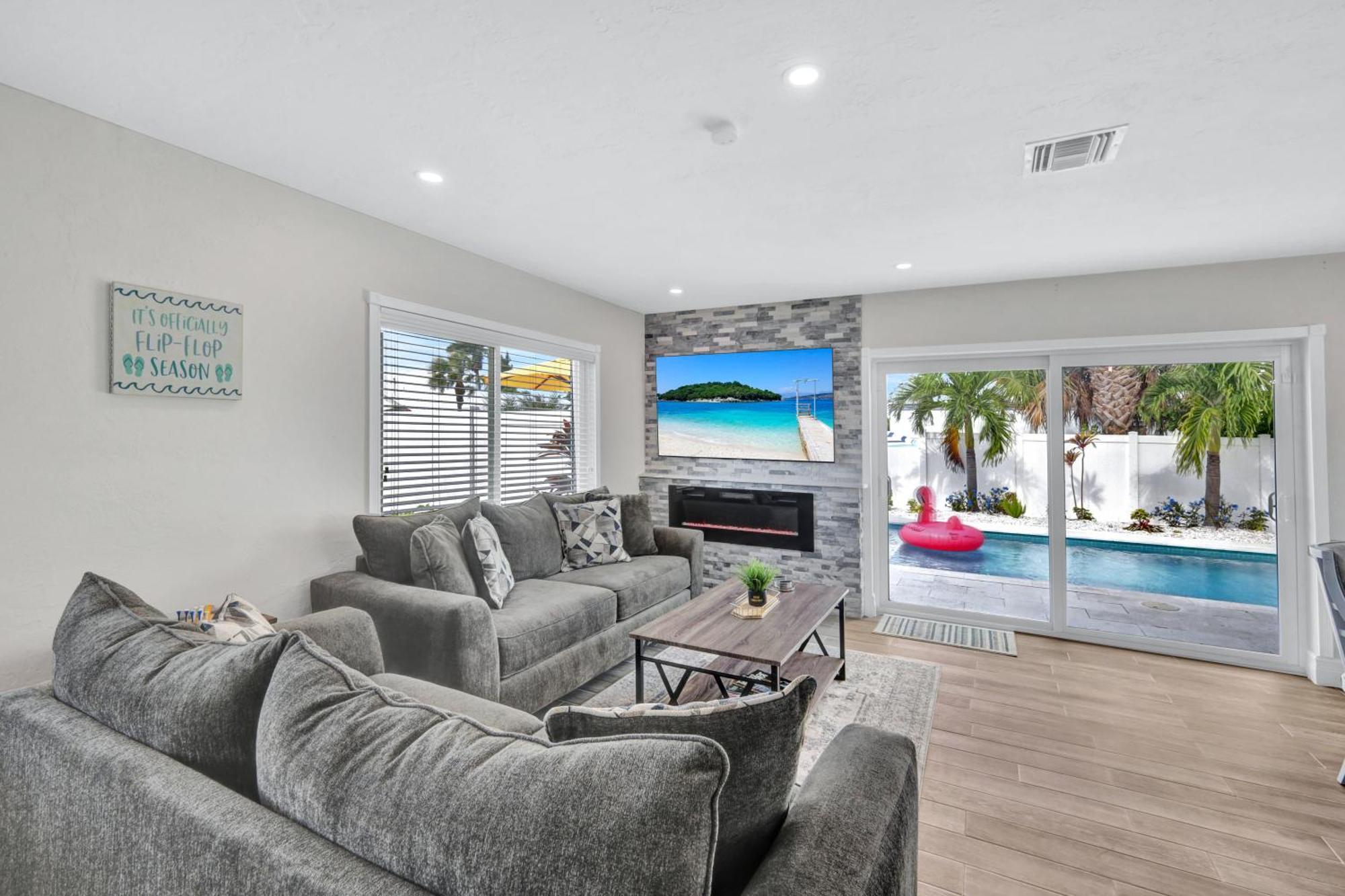 January Sale! Palm Tree Paradise - 1 Mile To The Beach! Beautiful Heated Pool! Holiday home Naples