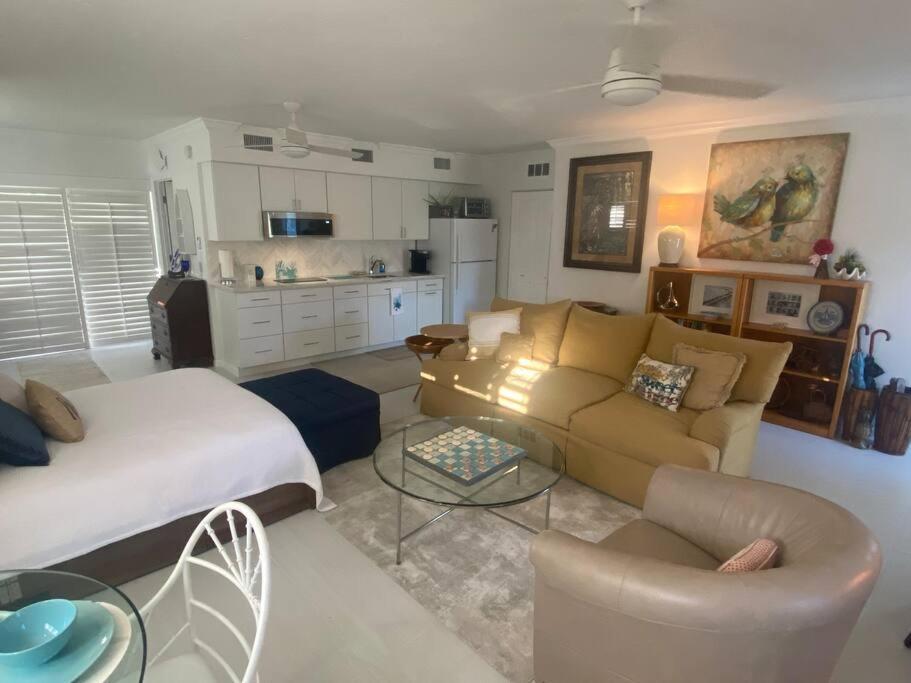 Closest To Vanderbilt Beach, New Remodel, Well Appointed, Bbq, Yard, Very Private Many Extras! Apartment *