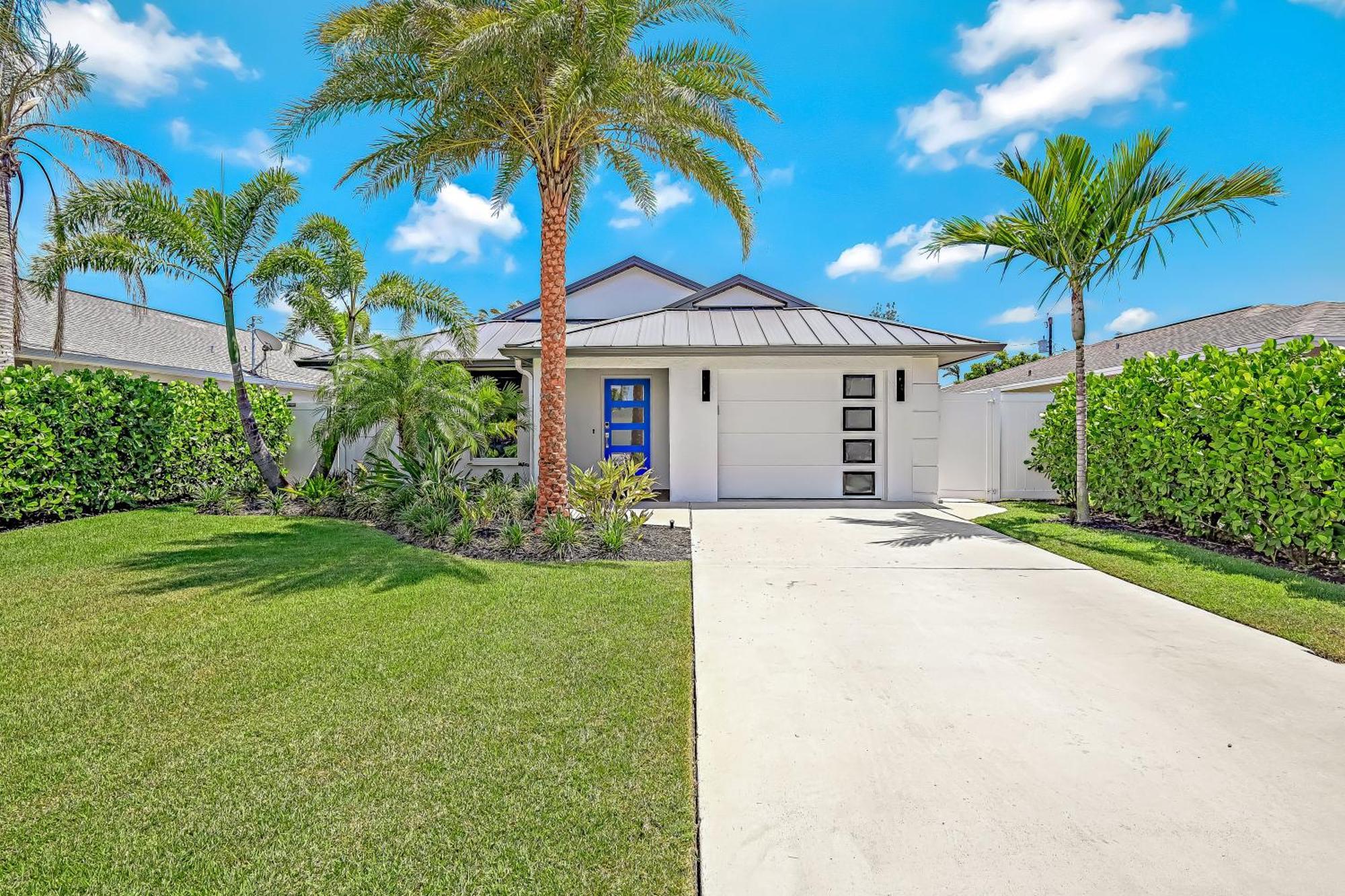 Ocean Pearl Luxury - 1 Mile To The Beach! - Salt Water Pool - Southern Exposure Holiday home Naples