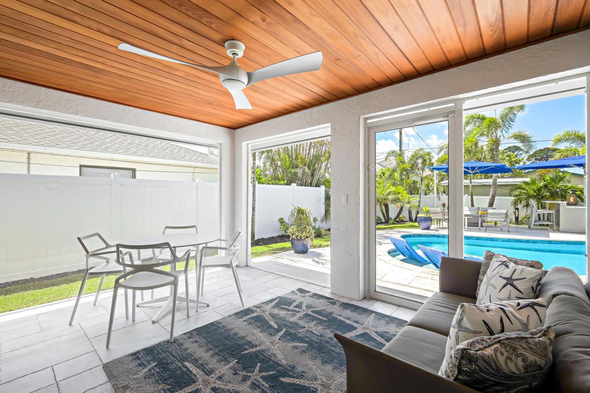 Ocean Pearl Luxury - 1 Mile To The Beach! - Salt Water Pool - Southern Exposure Holiday home