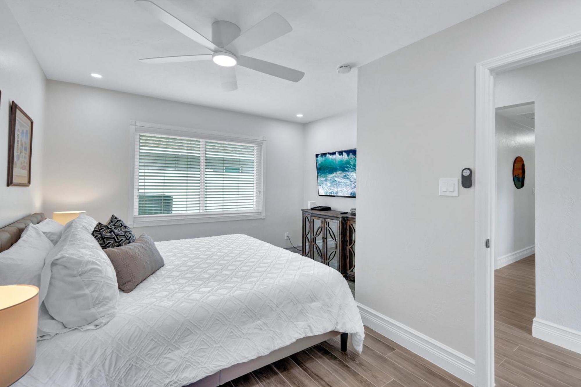 January Sale! Palm Tree Paradise - 1 Mile To The Beach! Beautiful Heated Pool! * Naples