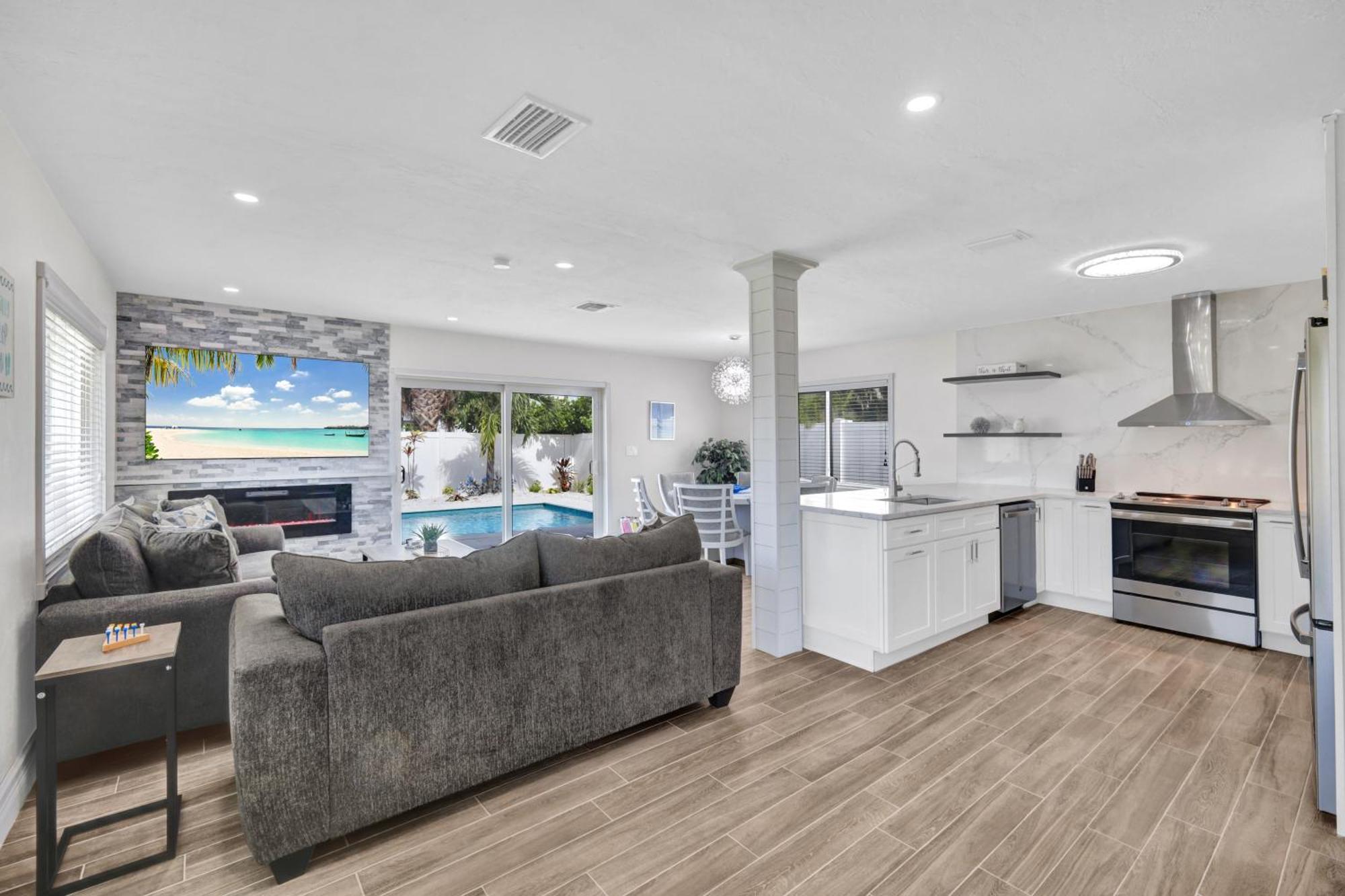 Holiday home January Sale! Palm Tree Paradise - 1 Mile To The Beach! Beautiful Heated Pool!