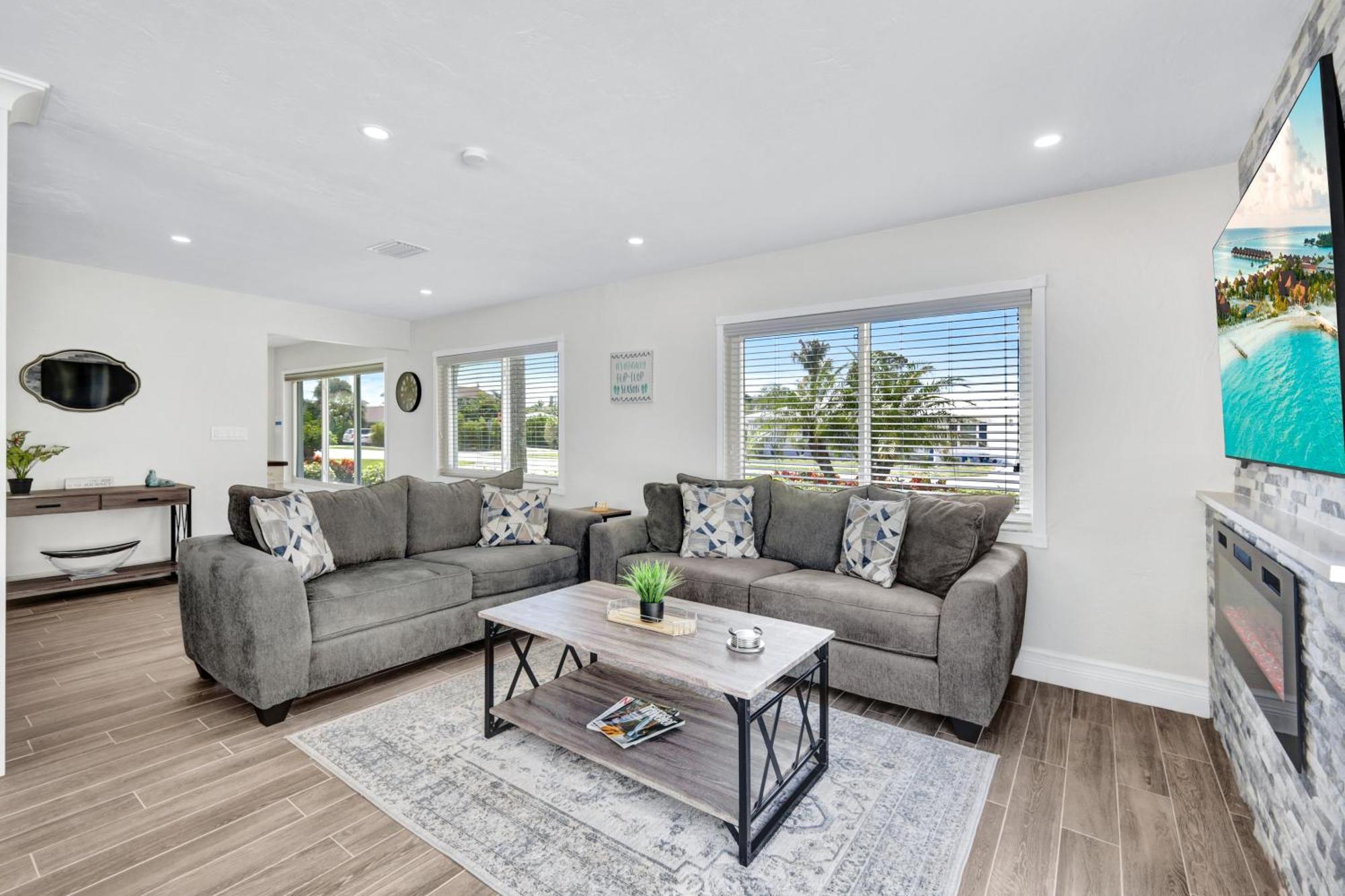 January Sale! Palm Tree Paradise - 1 Mile To The Beach! Beautiful Heated Pool!