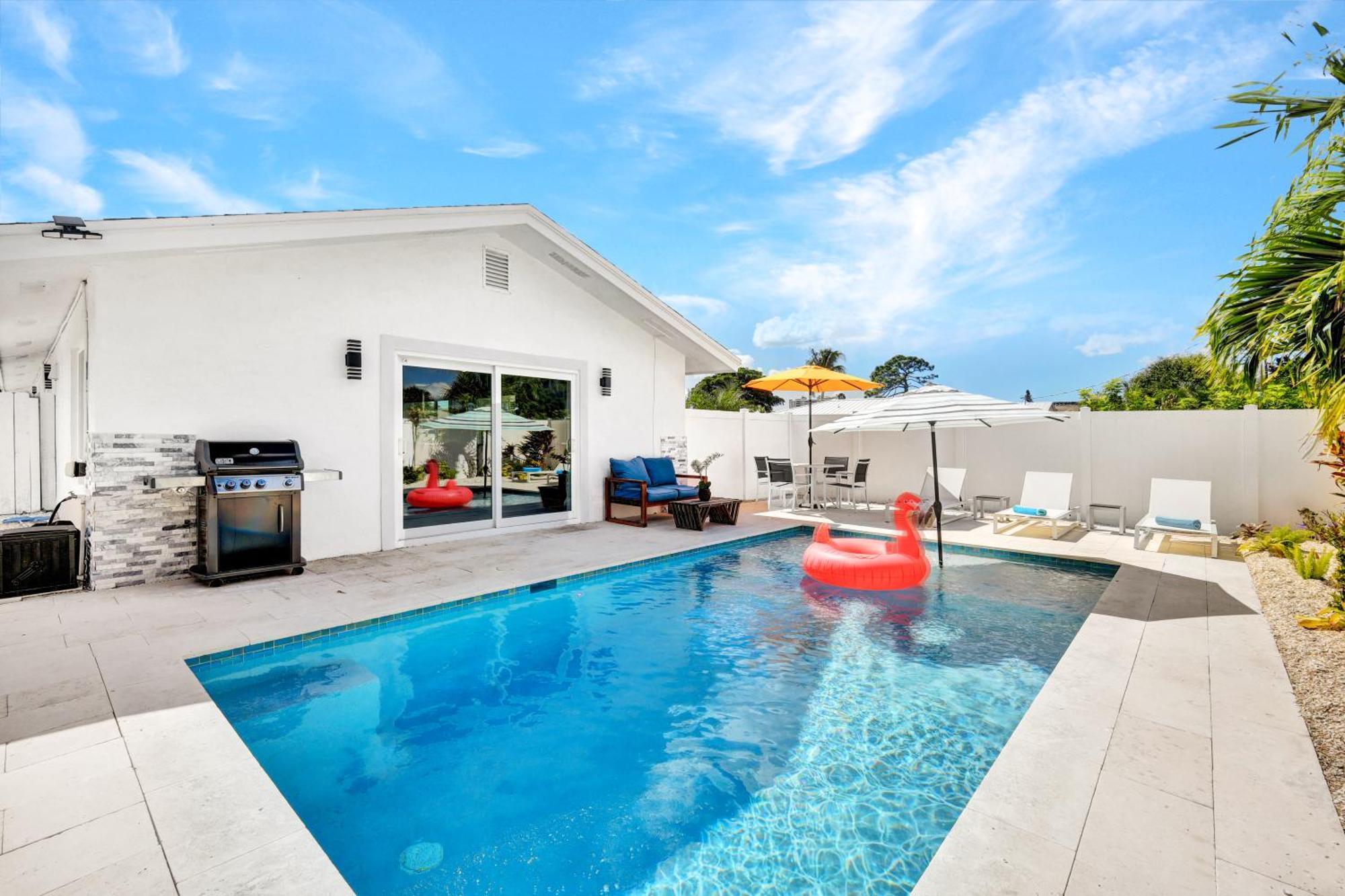 January Sale! Palm Tree Paradise - 1 Mile To The Beach! Beautiful Heated Pool! Holiday home *