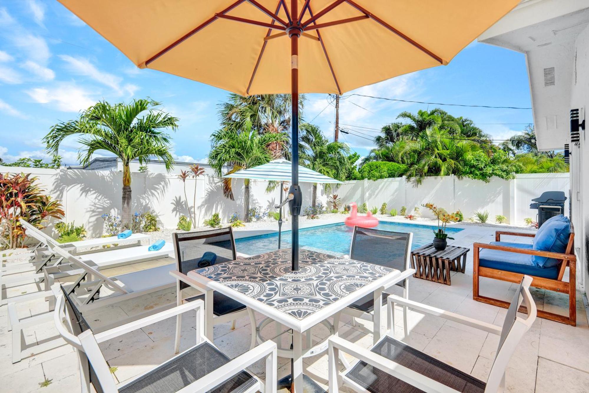 Holiday home January Sale! Palm Tree Paradise - 1 Mile To The Beach! Beautiful Heated Pool!