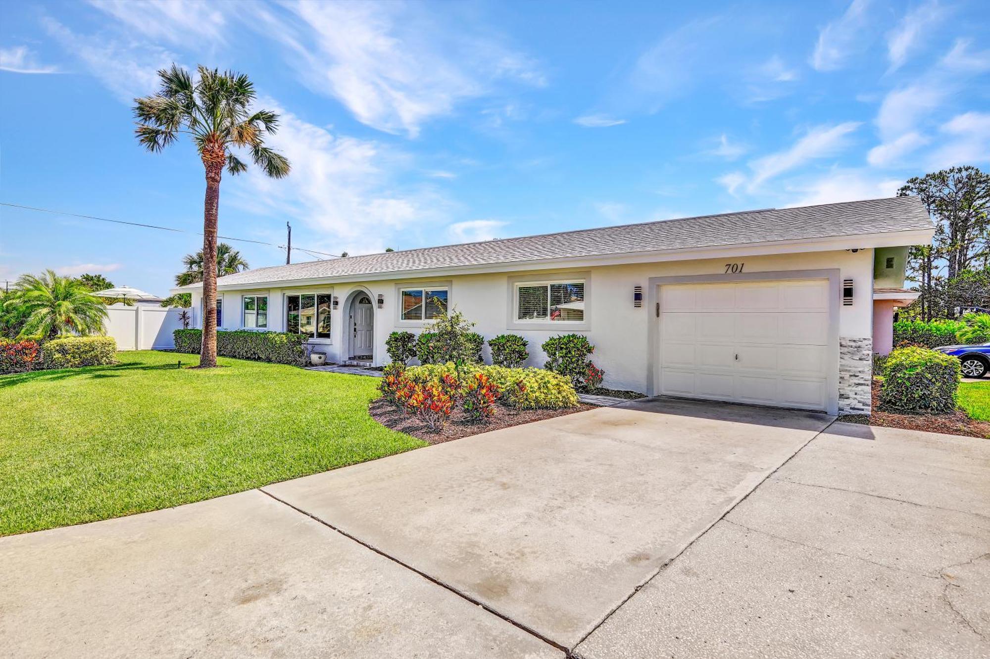 Holiday home January Sale! Palm Tree Paradise - 1 Mile To The Beach! Beautiful Heated Pool!