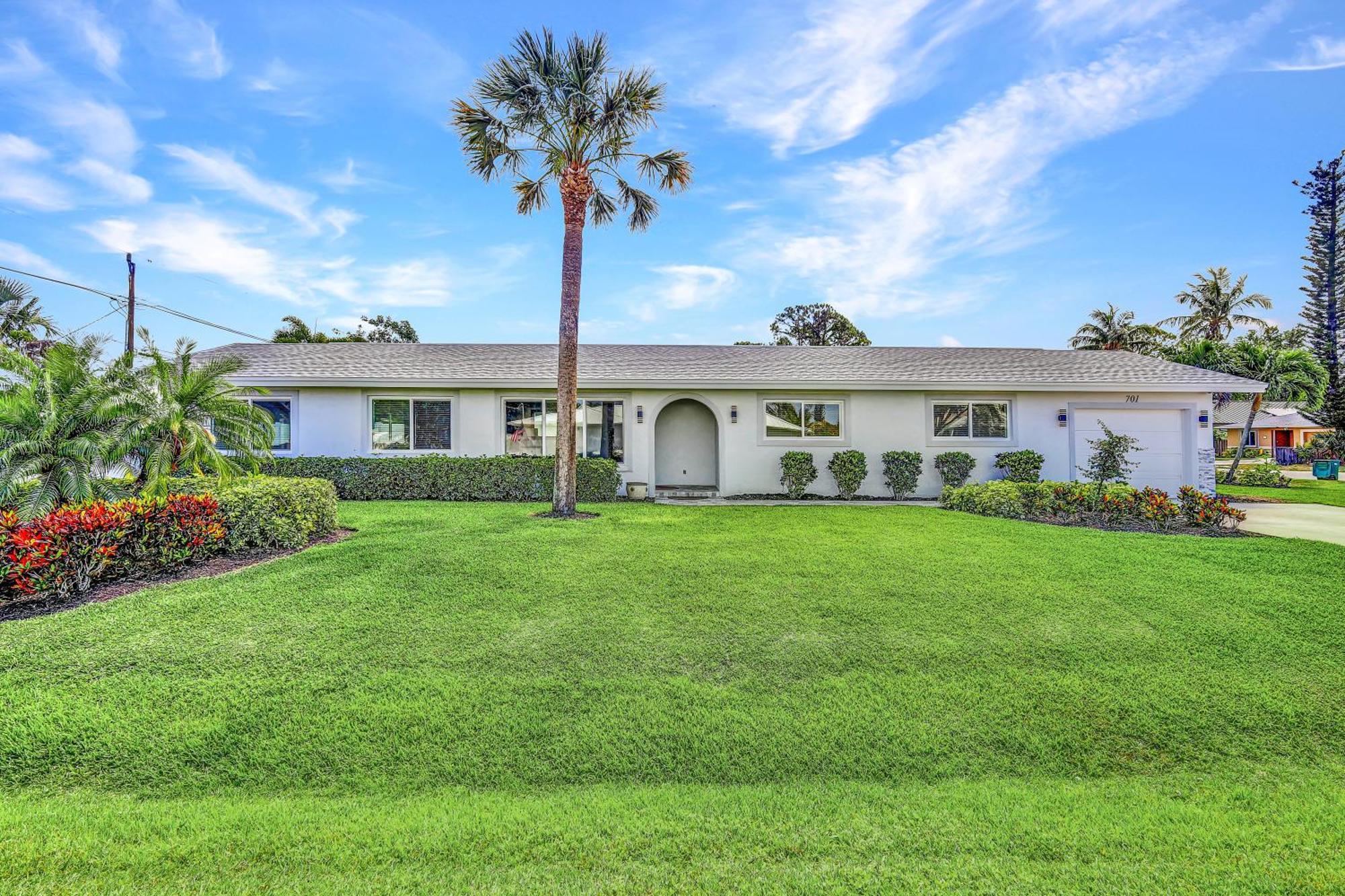 January Sale! Palm Tree Paradise - 1 Mile To The Beach! Beautiful Heated Pool! Naples