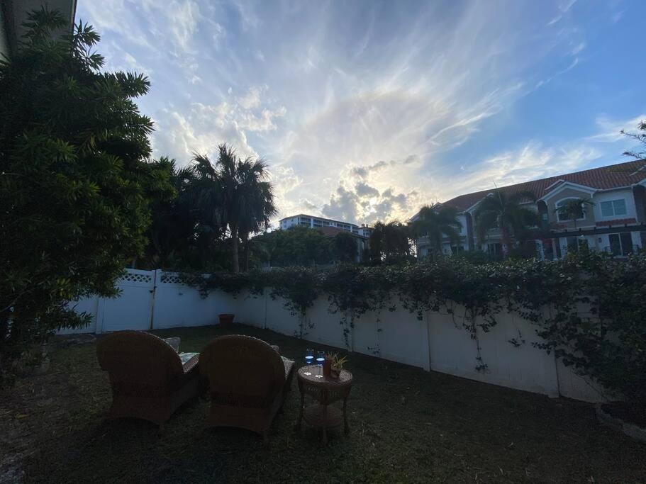 Closest To Vanderbilt Beach, New Remodel, Well Appointed, Bbq, Yard, Very Private Many Extras! * Naples