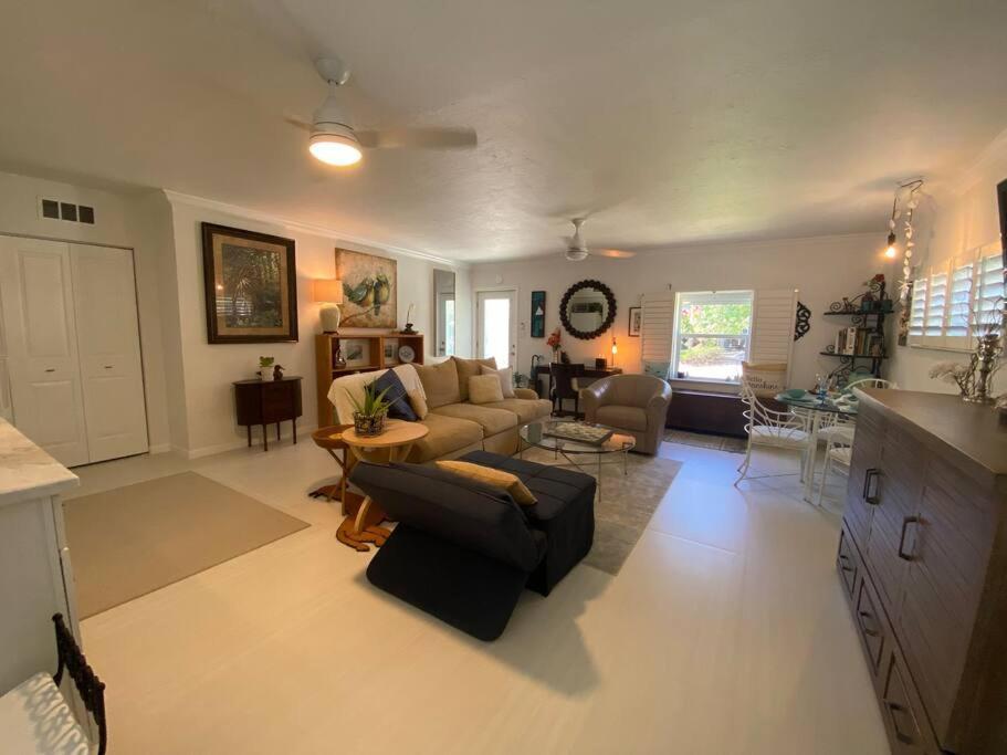Apartment Closest To Vanderbilt Beach, New Remodel, Well Appointed, Bbq, Yard, Very Private Many Extras! Naples