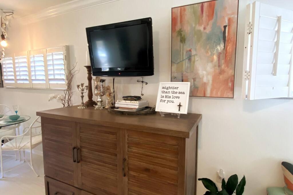 Apartment Closest To Vanderbilt Beach, New Remodel, Well Appointed, Bbq, Yard, Very Private Many Extras!