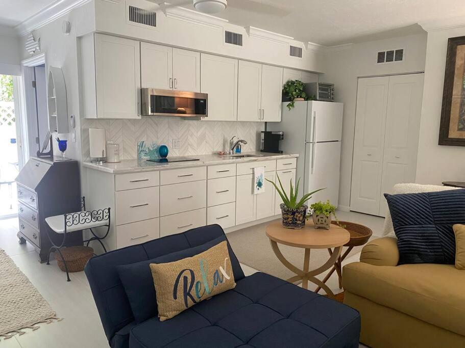 Closest To Vanderbilt Beach, New Remodel, Well Appointed, Bbq, Yard, Very Private Many Extras! Apartment